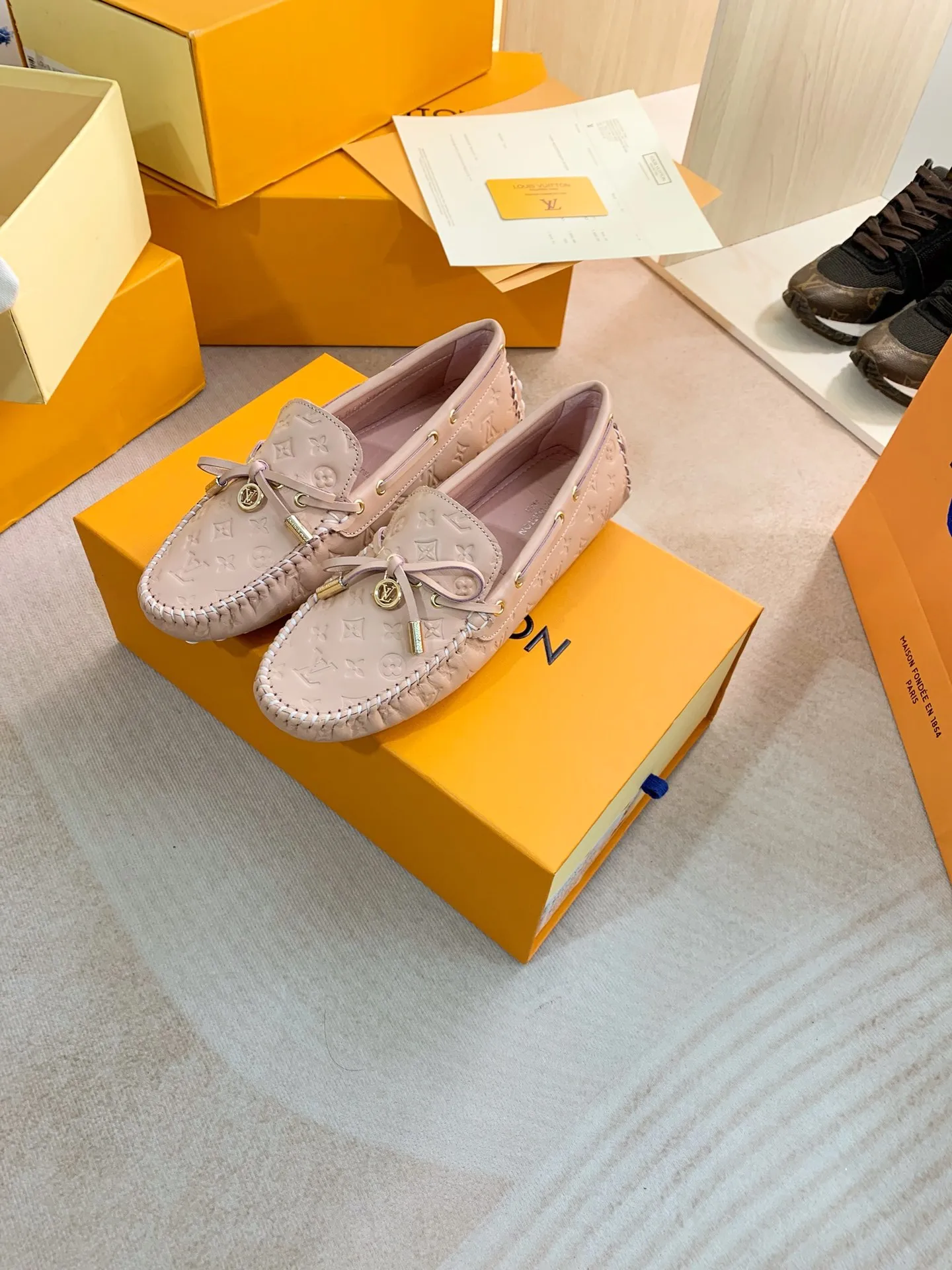 p460💰Couple model❤️🇫🇷 𝙇𝙤𝙪𝙞𝙨 𝙑𝙪𝙞𝙩𝙩𝙤𝙣 🇫🇷Louis Vuitton 2023 Classic𝓛𝓿 𝓣𝓻𝓪𝓲𝓷𝓮𝓻 Sports Series ➪➪➪¯ [Arizona Doudou Shoes Series] ▪️▪️▪️Arizona slip-on shoes are made of Monogram Eclipse canvas. Its hand-painted and dyed edges and hand-sewn uppers fully demonstrate Louis Vuitton's traditional shoemaking craftsmanship. This slip-on shoe is very lightweight. The integrated tongue and upper make it particularly comfortable and flexible. The soft outsole is equipped with rubber padding. Decorated with matching sash. Detailed features: ☑️Monogram Eclipse canvas ☑️Black Eclipse pattern ☑️Hand-painted shoe edges ☑️Hand-sewn uppers (each pair takes time to process) ☑️Integrated tongue and upper construction ☑️Outsole equipped with rubber lining ☑️size: 35_46